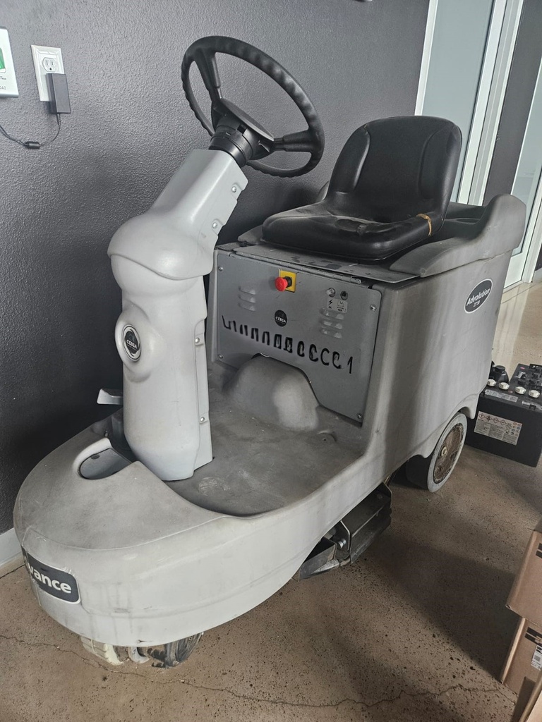 Battery-powered rider burnisher floor buffing 27 Inch